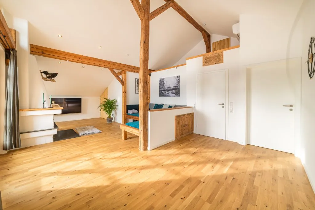 Immobilienangebot - Holzkirchen - Alle - HOLZKIRCHEN - Wohn- und Geschäftshaus mit 7 Parteien in zentraler und historischer Lage